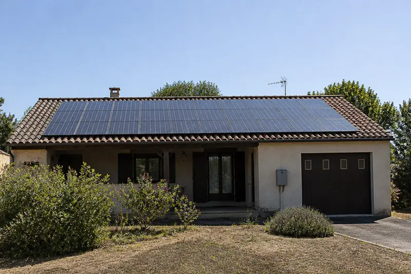 Panneaux photovoltaïques posés sur une toiture en tuiles canal dans le Biterrois