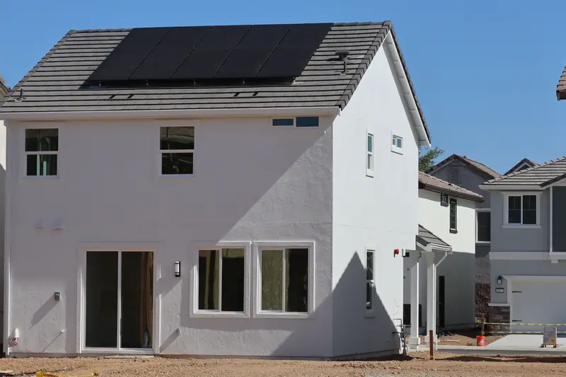 Panneaux photovoltaïques posés sur le toit d'une maison